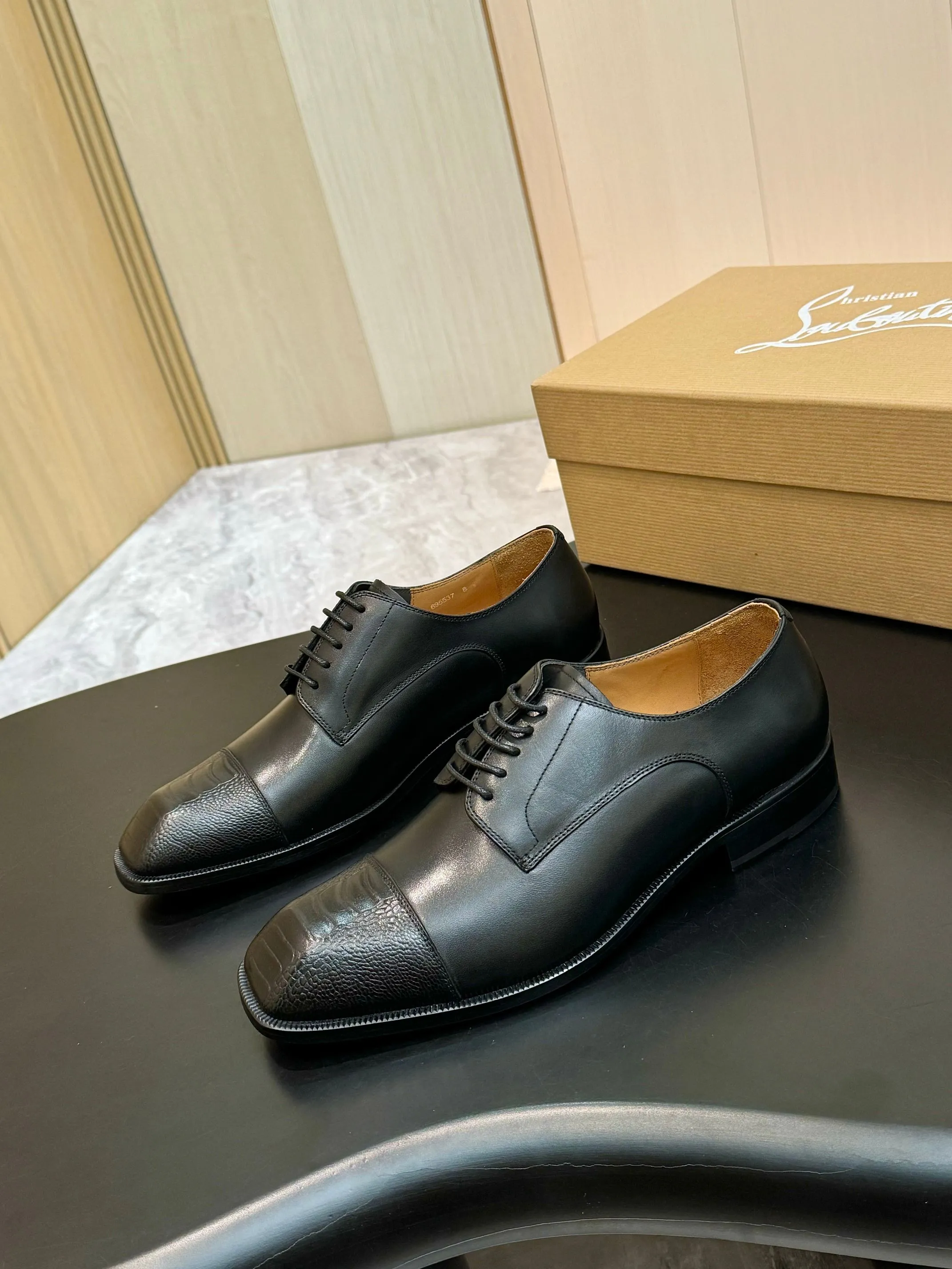 [CL red sole shoes] Top P: 1020💰 Size 39-44 (⚠️38.45.46.47 custom-made, non-returnable and non-exchangeable) 🆑High-end men's business formal leather shoes, original authentic top quality goods ••✅💯 Top original order purchasing agent! Original imported patterned cowhide ➕Imported cowhide lining ➕Cowhide feet ➕Original leather outsole~🉑️Feel free to compare the authentic ones!